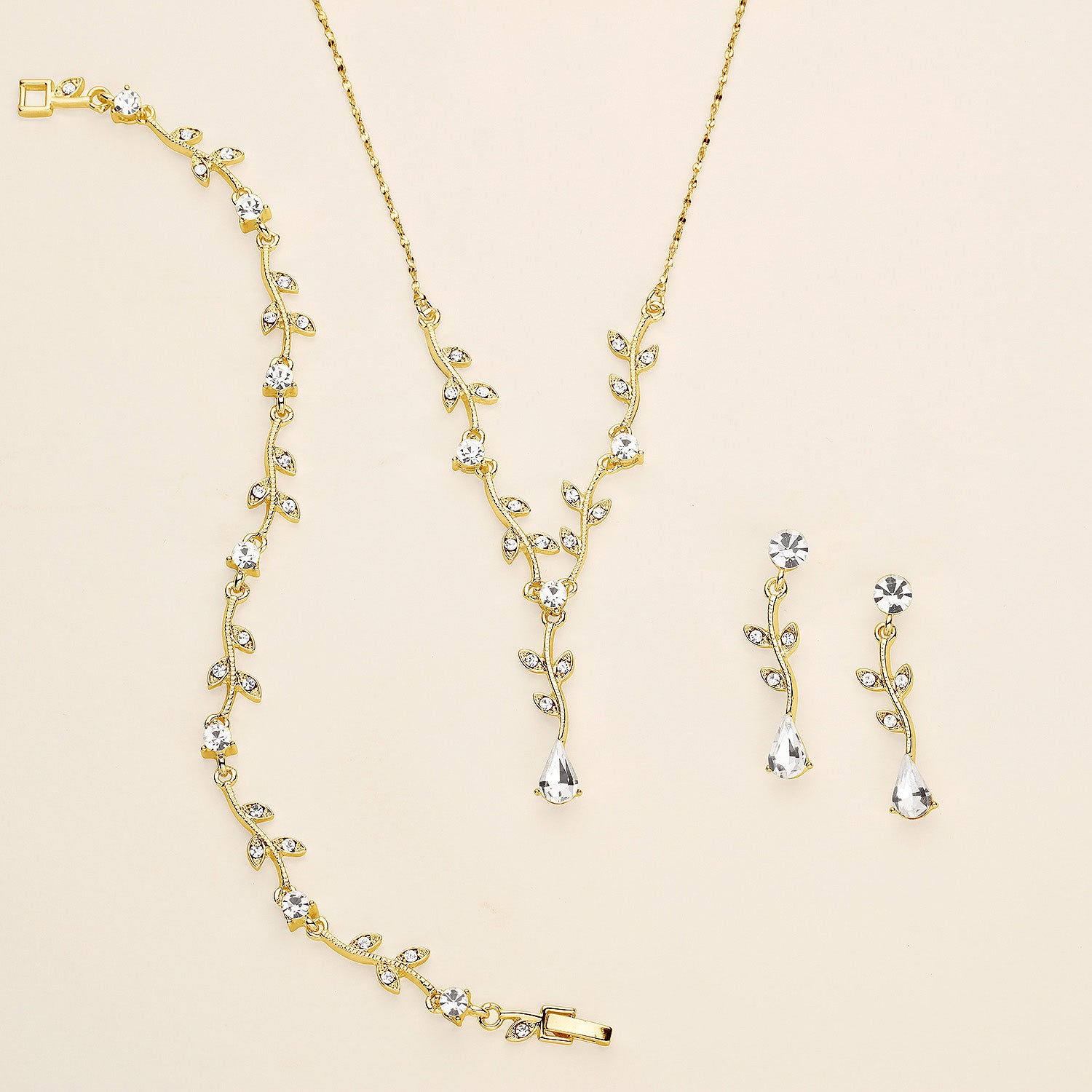 a necklace and earring set with a chain